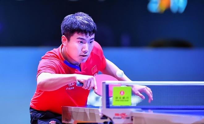 与球队紧紧 与球队紧紧